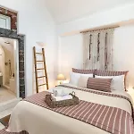 Pura Vida Imerovigli (Santorini)
